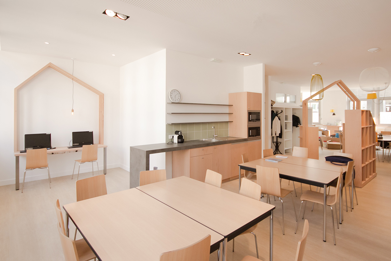 Cazenove Architecte Aep La Rochefoucauld Salle Des Professeurs Reinventee Accueil Cuisine Salle  Manger Paris 003