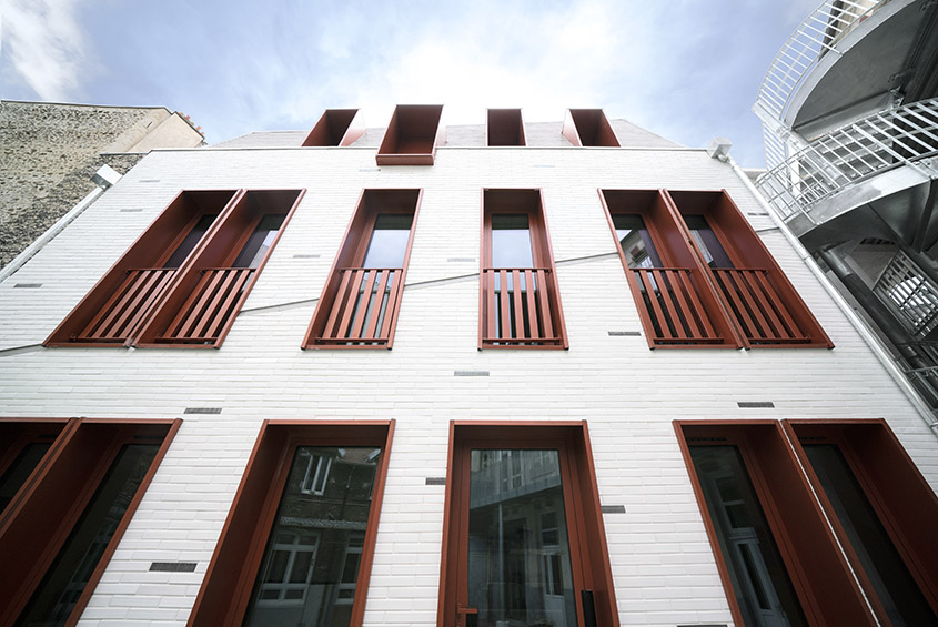 Cazenove Architectes Ecole St Laurent Restructuration Surelevation Ludique Terre Cuite Blanche Coursive Escalier Paris 10 007