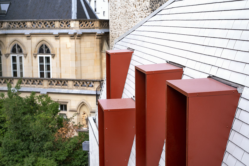 Cazenove Architectes Ecole St Laurent Restructuration Surelevation Ludique Terre Cuite Blanche Coursive Escalier Paris 10 009