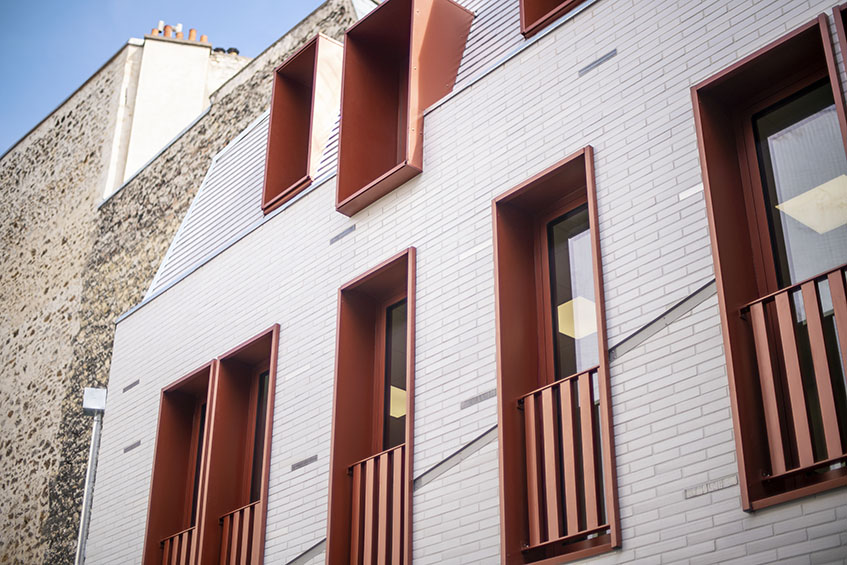 Cazenove Architectes Ecole St Laurent Restructuration Surelevation Ludique Terre Cuite Blanche Coursive Escalier Paris 10 010