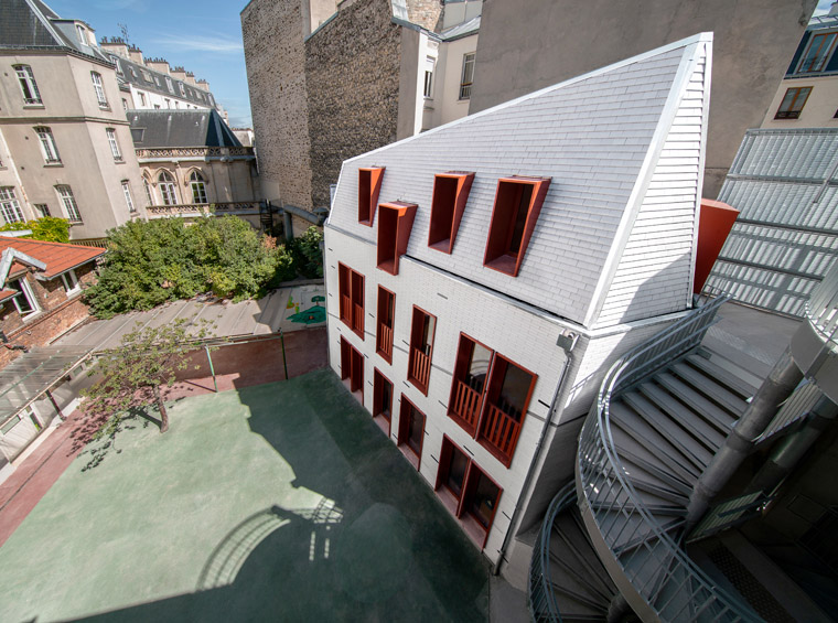 Cazenove Architectes Ecole St Laurent Restructuration Surelevation Ludique Terre Cuite Blanche Coursive Escalier Paris 10 012